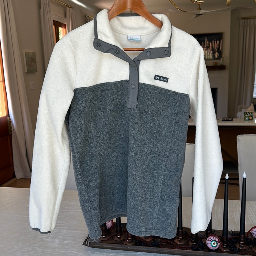 Women’s size medium in Columbia quarter button fleece